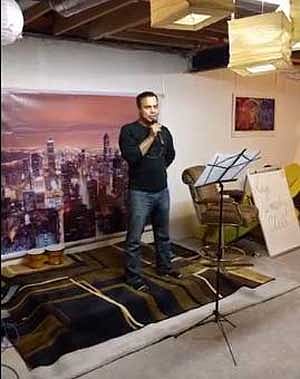 মিশিগানে কমেডি ক্লাবের যাত্রা শুরুর অনুষ্ঠানে কৌতুক পরিবেশন করছেন এক ব্যক্তি। ছবি: সংগৃহীত