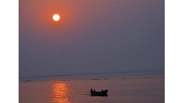 নদীতে সূর্যাস্ত। ছবিটি গতকাল শুক্রবার চাঁদপুর লঞ্চঘাট থেকে তোলা। ছবি: এমদাদুল হক