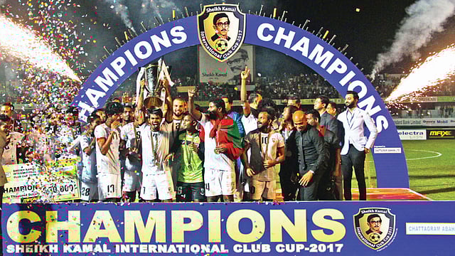 কনফেত্তি উড়ছে, চারদিকে আলোর রোশনাই। আলোকিত টিসি স্পোর্টসের ফুটবলার-কোচের মুখগুলোও। গতকাল দক্ষিণ কোরিয়ার পোচন এফসিকে টাইব্রেকারে হারিয়ে শেখ কামাল আন্তর্জাতিক ক্লাব কাপের শিরোপা জিতেছে মালদ্বীপের ক্লাবটি l সৌরভ দাশ