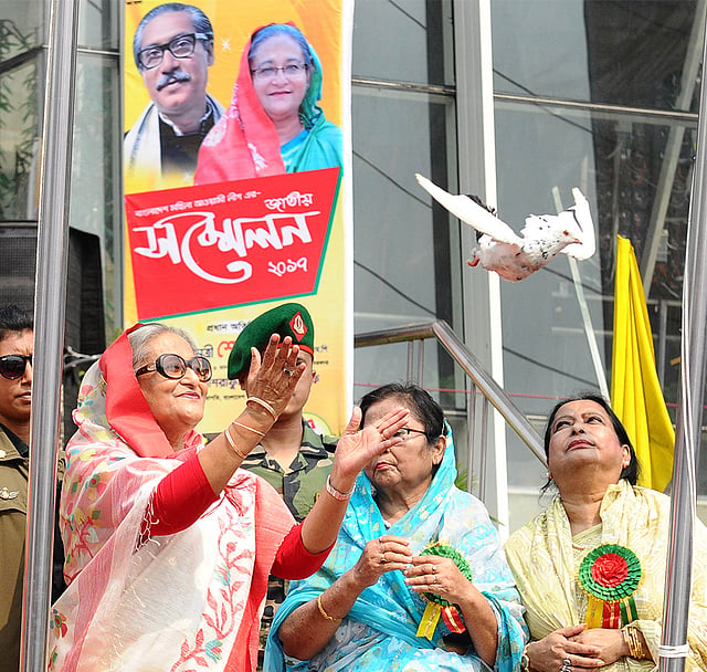 শান্তির প্রতীক পায়রা উড়িয়ে মহিলা আওয়ামী লীগের সম্মেলনের উদ্বোধন করেন প্রধানমন্ত্রী শেখ হাসিনা। ছবি: ফোকাস বাংলা