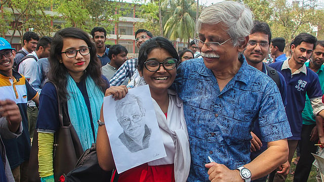 নিজের আঁকা প্রিয় লেখকের ছবি সেই প্রিয় মানুষটির হাতে তুলে দিতে পেরে আনন্দে চোখে পানি এসে যায় এই শিক্ষার্থীর। প্রিয় লেখক মুহম্মদ জাফর ইকবালও তখন জড়িয়ে ধরেন খুদে এই ভক্তকে। আজ শনিবার খুলনা জেলা স্কুলে ছিল শব্দ কল্প দ্রুম পিপীলিকা বাংলা উৎসব-২০১৭। সেখানে আবেগঘন এ পরিবেশের সৃষ্টি হয়। ছবি: সাদ্দাম হোসেন।