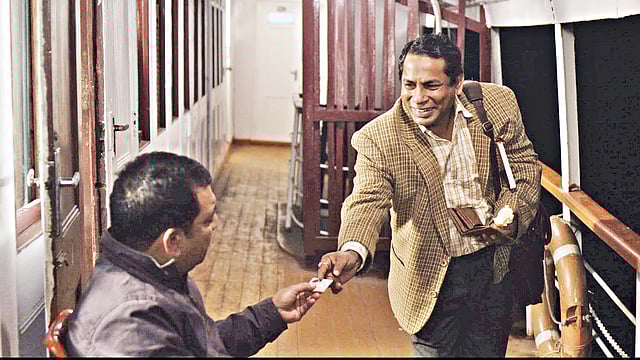 কমলা রকেট–এর দৃশে্য তৌকীর আহমেদ ও মোশাররফ করিম