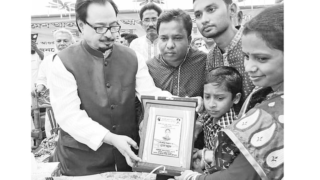 প্রধানমন্ত্রীকে চিঠি লেখা খুদে শিক্ষার্থী শীর্ষেন্দুকে সংবর্ধনা ক্রেস্ট হাতে তুলে দেন ঝালকাঠি-২ আসনের সাংসদ বি এইচ হারুন। গতকাল কাঁঠালিয়ার আওড়াবুনিয়া বিদ্যালয় মাঠ থেকে তোলা ছবি l প্রথম আলো