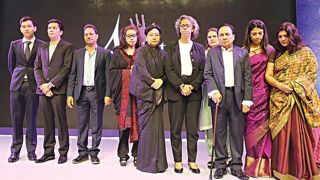 গুলশানে হলি আর্টিজানে জঙ্গি হামলায় নিহত অবিন্তা কবিরের স্মরণে গতকাল রাজধানীর একটি েহাটেলে আয়োজিত অনুষ্ঠানে ঢাকায় নিযুক্ত মার্কিন রাষ্ট্রদূত মার্শা বার্নিকাট ও অবিন্তার স্বজনেরা l ছবি: প্রথম আলো