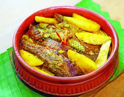 তরকারিতে নুন বেশি হলে কয়েক টুকরা আলু যোগ করতে পারেন।