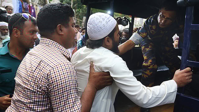 বায়তুল মোকাররম জাতীয় মসজিদে শুক্রবার পবিত্র জুমার নামাজের পর হেফাজতে ইসলাম মিছিল বের করার চেষ্টা করলে পুলিশ বাধা দেয়। এ সময় একজনকে আটক করা হয়। ছবি: আশরাফুল আলম