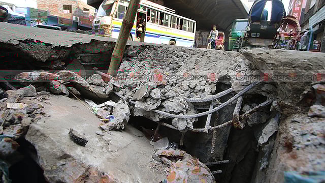 রাজধানীর জয়কালী মন্দির রাস্তার ম্যানহোলের ঢাকনা ধসে গেছে। তৈরি হয়েছে বিপজ্জনক গর্ত। ছবিটি শুক্রবার দুপুরে ওয়ারীর জয়কালী মন্দির এলাকা থেকে তোলা। ছবি: আবদুস সালাম