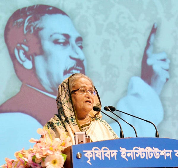 প্রধানমন্ত্রী শেখ হাসিনা শুক্রবার রাজধানীর কৃষিবিদ ইনস্টিটিউশন মিলনায়তনে ঐতিহাসিক ৭ মার্চ পালন উপলক্ষে বঙ্গবন্ধু শেখ মুজিবুর রহমান মেমোরিয়াল ট্রাস্ট আয়োজিত সেমিনারে বক্তব্য দেন। ছবি: ফোকাস বাংলা