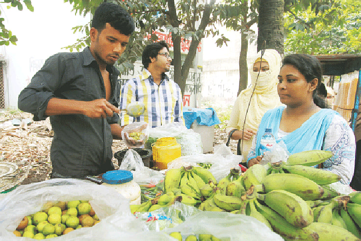 ঢাকা বিশ্ববিদ্যালয় ক্যাম্পাসে জনপ্রিয় স্ট্রিট ফুড ভর্তা l প্রথম আলো