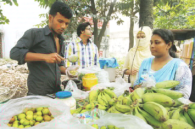 ঢাকা বিশ্ববিদ্যালয় ক্যাম্পাসে জনপ্রিয় স্ট্রিট ফুড ভর্তা l প্রথম আলো