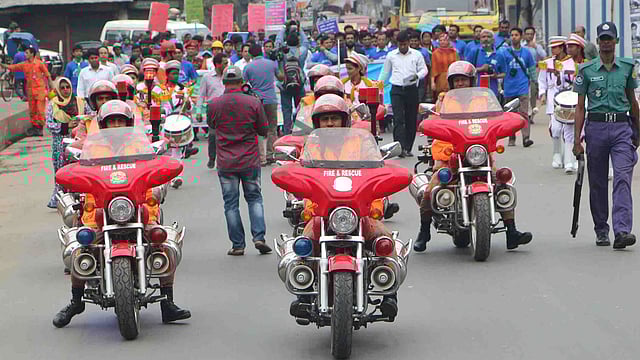 খুলনা জেলা প্রশাসকের উদ্যোগে জাতীয় দুর্যোগ প্রস্তুতি দিবসের শোভাযাত্রা। ছবিটি আজ শুক্রবার খুলনার নগর ভবনের সামনে থেকে তোলা। ছবি: সাদ্দাম হোসেন