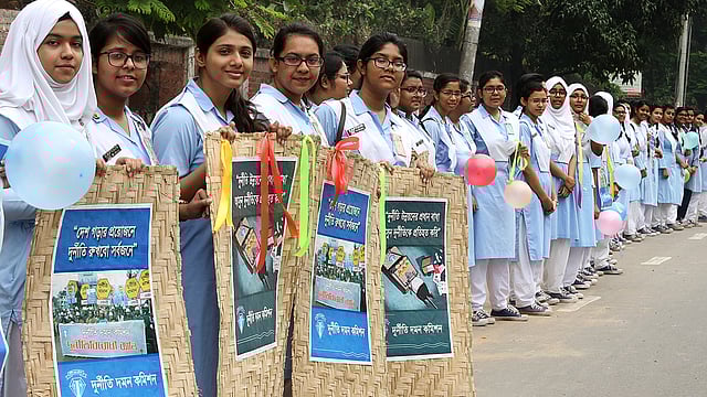 দুর্নীতি দমন কমিশনের (দুদক) উদ্যোগে শিক্ষার্থীরা দুর্নীতির বিরুদ্ধে সারা দেশে মানববন্ধন করে। ছবিটি শুক্রবার সকালে রাজধানীর মিন্টো রোড এলাকা থেকে তোলা। ছবি: আশরাফুল আলম