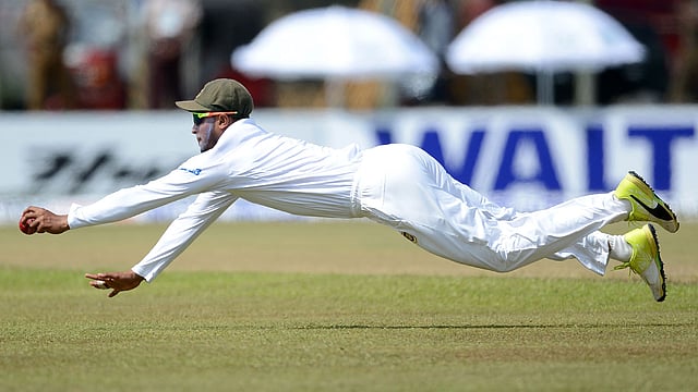 গল টেস্টের চতুর্থ দিনে ফিল্ডিংয়ের সময় বল ধরতে ডাইভ সাকিব আল হাসানের। ছবি: এএফপি