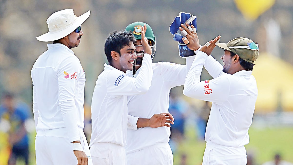 ডিকভেলার উইকেট নেওয়ার পর অধিনায়ক মুশফিকের অভিনন্দনে সিক্ত মেহেদী হাসান মিরাজ। বাংলাদেশ দলের এই অফ স্পিনার এর আগে ফিরিয়েছেন দ্বিতীয় ইনিংসে সবচেয়ে বড় বাধা হয়ে ওঠা উপুল থারাঙ্গাকেও। কাল গলে l এএফপি