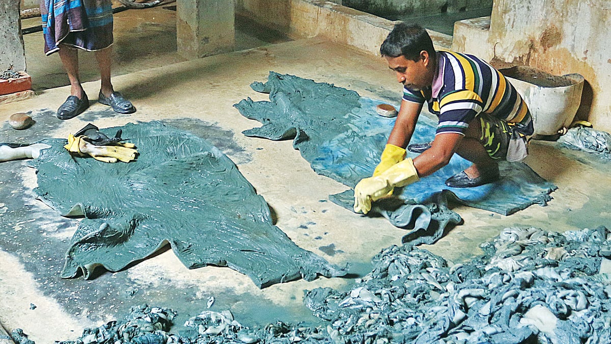 রাজধানীর হাজারীবাগ ছাড়তে ব্যর্থ ট্যানারিগুলোকে অবশেষে বন্ধ করে দেওয়ার নির্দেশ দিয়েছেন হাইকোর্ট। তারপরও অনেক ট্যানারিমালিকের হাজারীবাগ ছাড়ার তাড়া নেই। একটি ট্যানারিতে চামড়া প্রক্রিয়াজাত করছেন একজন শ্রমিক। চামড়ায় মাখানো রাসায়নিকের গন্তব্য হবে বুড়িগঙ্গা নদী ও পাশে রাখা উচ্ছিষ্ট নিয়ে ফেলা হবে হাজারীবাগ এলাকার ভাগাড়ে