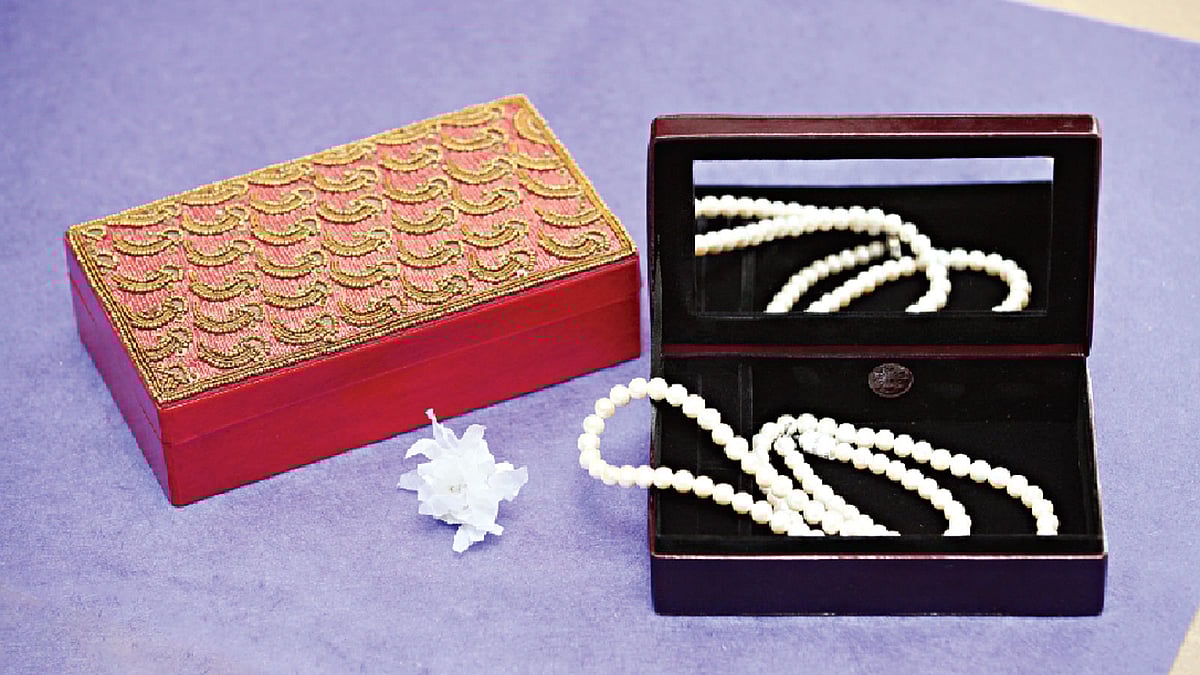 গয়নার কারুকাজের সঙ্গে তাল মেলাচ্ছে গয়নার বাক্সও। ছবি: খালেদ সরকার, কৃতজ্ঞতা: আড়ং