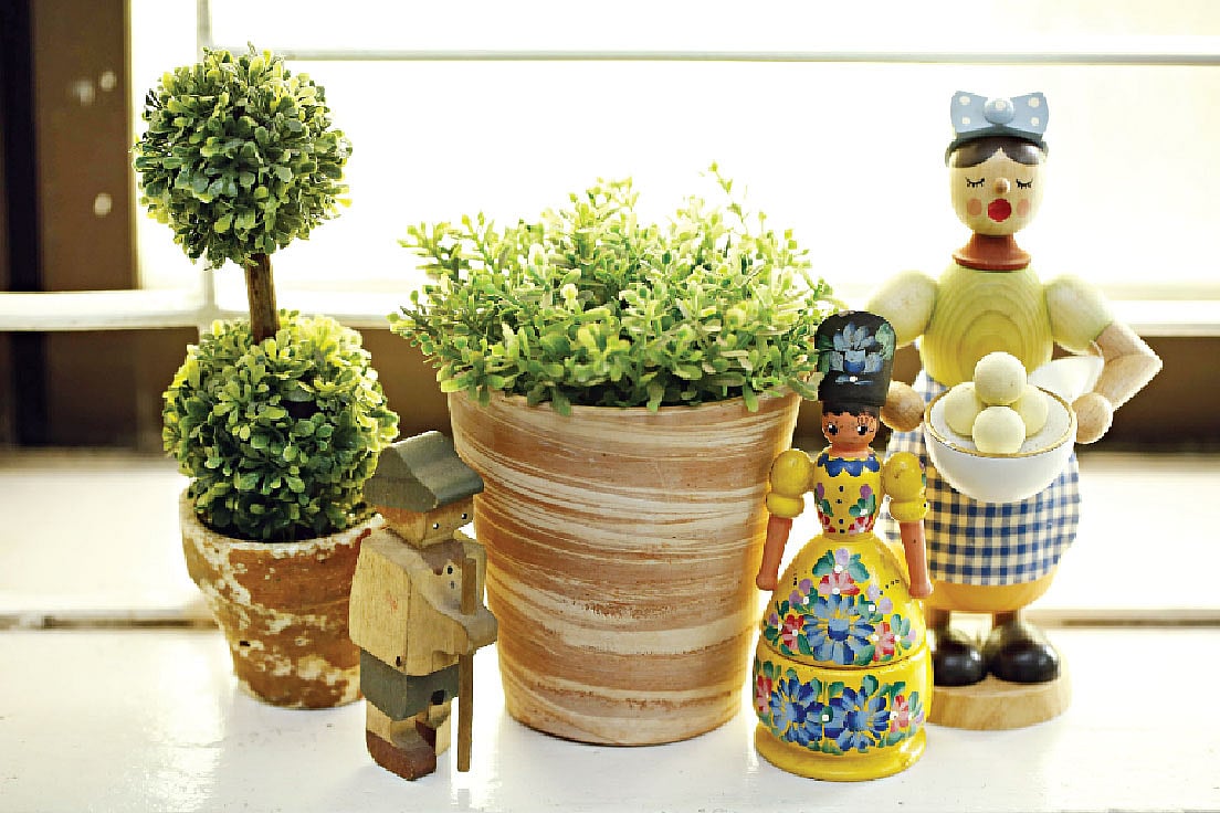 ঘরের বিভিন্ন কোনা, তাক সাজিয়ে তুলতে পারেন দেশি–বিদেশি পুতুল দিয়ে। ছবি: নকশা