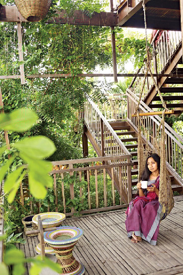 বারান্দায় রাখা যায় এমন দোলনা। কৃতজ্ঞতা: ইশরাত জাহান, ছবি: নকশা