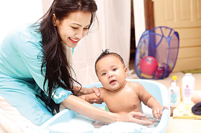 নিয়মিত গোসলে আরাম পাবে শিশু। মডেল: দিপা ও আদিয়ার, ছবি: কবির হোসেন