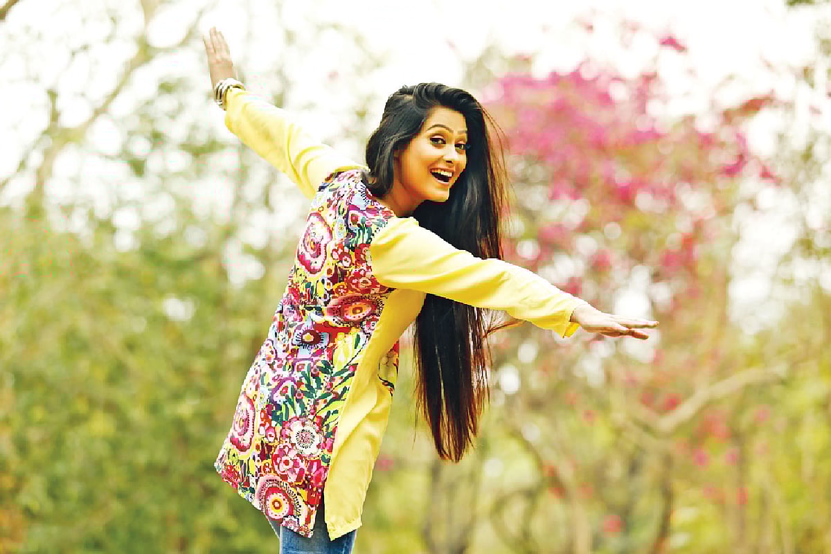 ফুল ফোটার বসন্ত দিনে পোশাকও ভরে গেছে ফুলে ফুলে। মডেল: সায়রা, পোশাক: প্রাইড গার্লস, সাজ: পারসোনা, ছবি: সুমন ইউসুফ