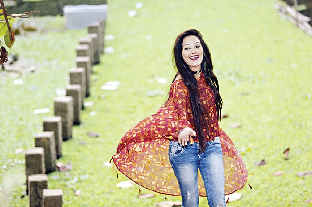 দাওয়াত কিংবা সারা দিনের দৌড়ঝাঁপ সবকিছুতেই মানিয়ে যাচ্ছে ফুলেল পোশাক