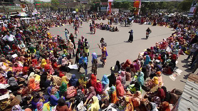 গার্হস্থ্য অর্থনীতি কলেজকে ঢাকা বিশ্ববিদ্যালয়ের ইনস্টিটিউট করার দাবিতে নীলক্ষেত মোড় অবরুদ্ধ করে রাখেন কলেজের শিক্ষার্থীরা। ছবি: সাইফুল ইসলাম