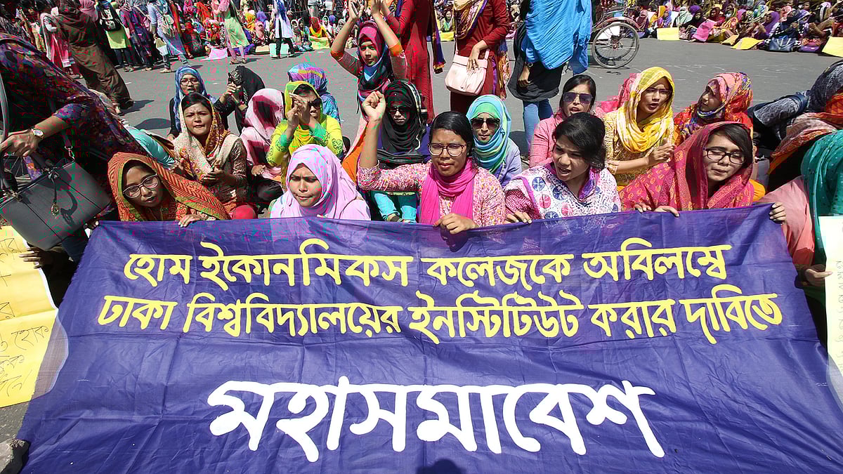 গার্হস্থ্য অর্থনীতি কলেজকে ঢাকা বিশ্ববিদ্যালয়ের ইনস্টিটিউট করার দাবিতে আজ বৃহস্পতিবার চতুর্থ দিনের মতো রাজধানীর নীলক্ষেত মোড় অবরুদ্ধ করে রাখেন কলেজের ছাত্রীরা। ছবি: সাইফুল ইসলাম