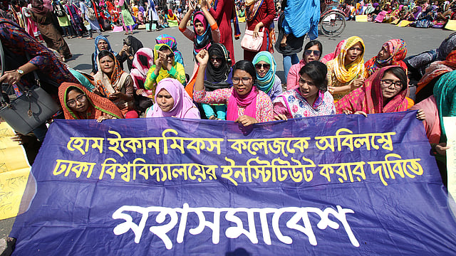 গার্হস্থ্য অর্থনীতি কলেজকে ঢাকা বিশ্ববিদ্যালয়ের ইনস্টিটিউট করার দাবিতে আজ বৃহস্পতিবার চতুর্থ দিনের মতো রাজধানীর নীলক্ষেত মোড় অবরুদ্ধ করে রাখেন কলেজের ছাত্রীরা। ছবি: সাইফুল ইসলাম