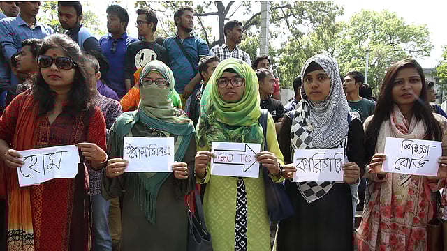 গার্হস্থ্য অর্থনীতি কলেজের ছাত্রীদের অযৌক্তিক দাবি ও জনদুর্ভোগের প্রতিবাদে ঢাকা বিশ্ববিদ্যালয়ের সাধারণ শিক্ষার্থীরা আজ বৃহস্পতিবার উপাচার্যের বাসভবনের সামনে মানববন্ধন করেন। ছবি: সাইফুল ইসলাম
