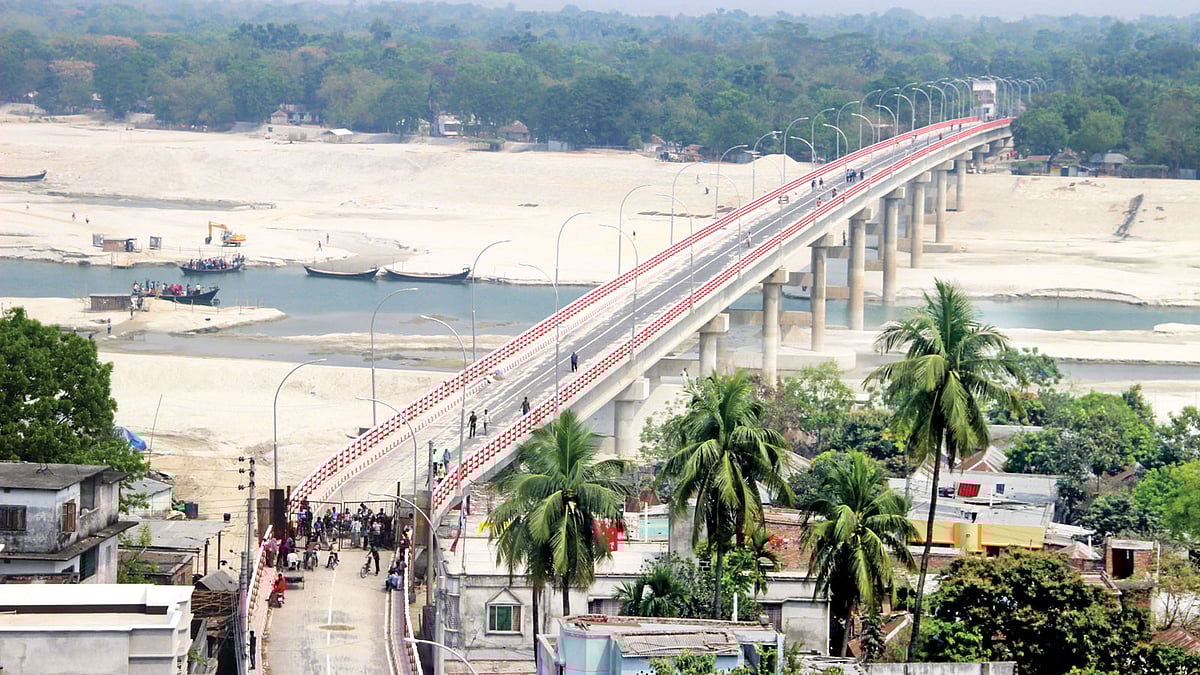 কুষ্টিয়ার গড়াই নদের ওপর নির্মিত কুষ্টিয়া-হরিপুর সংযোগ সেতু। ২৪ মার্চ এটি উদ্বোধন করার কথা রয়েছে। এখন চলছে শেষ পর্যায়ের কাজ। গতকালের ছবি l প্রথম আলো