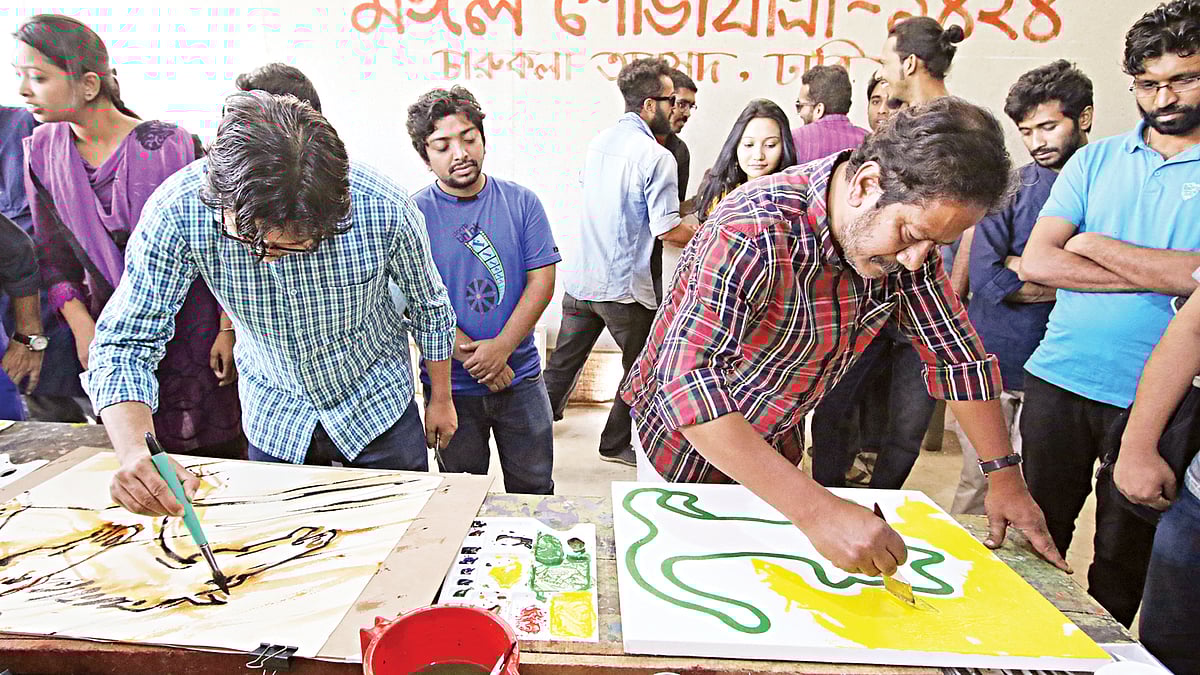 মঙ্গল শোভাযাত্রা ১৪২৪–এর প্রস্তুতি শুরু হয়ে গেছে। ঢাকা বিশ্ববিদ্যালয়ের চারুকলা অনুষদে শিল্পীদের নিয়ে ছবি আঁকছেন অনুষদের ভারপ্রাপ্ত ডিন অধ্যাপক শিশির ভট্টাচার্য্য। গতকাল রোববার তোলা ছবি l প্রথম আলো