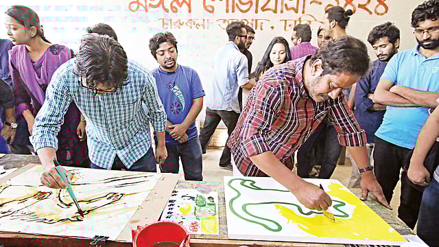 মঙ্গল শোভাযাত্রা ১৪২৪–এর প্রস্তুতি শুরু হয়ে গেছে। ঢাকা বিশ্ববিদ্যালয়ের চারুকলা অনুষদে শিল্পীদের নিয়ে ছবি আঁকছেন অনুষদের ভারপ্রাপ্ত ডিন অধ্যাপক শিশির ভট্টাচার্য্য। গতকাল রোববার তোলা ছবি l প্রথম আলো