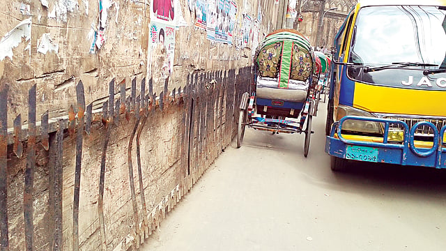 যানবাহনের ধাক্কায় লালবাগ কেল্লার দেয়াল রক্ষায় লাগানো লোহার বেড়াও ভেঙে গেছে l ছবি: প্রথম আলো