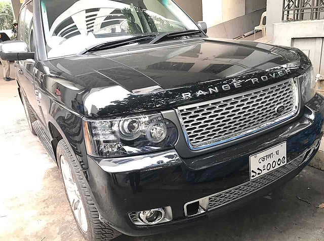 বিতর্কিত ব্যবসায়ী মুসা বিন শমসেরের ব্যবহার করা কালো রেঞ্জ রোভার এই গাড়িটি আটক করেছে শুল্ক গোয়েন্দারা। ছবি: সংগৃহীত