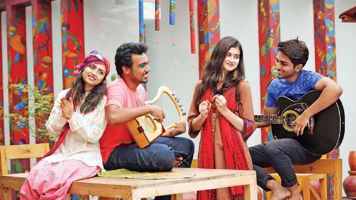 বন্ধুদের সঙ্গে আড্ডা মনকে প্রফুল্ল রাখবে। মডেল: পুনম, প্রিয়াম, নিশি ও সুহাস। ছবি: অধুনা