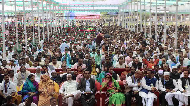 সিলেটের সরকারি আলিয়া মাদ্রাসা মাঠে আওয়ামী লীগের বিভাগীয় প্রতিনিধি সমাবেশে আসা কর্মী ও সমর্থকেরা। ছবি: আনিস মাহমুদ