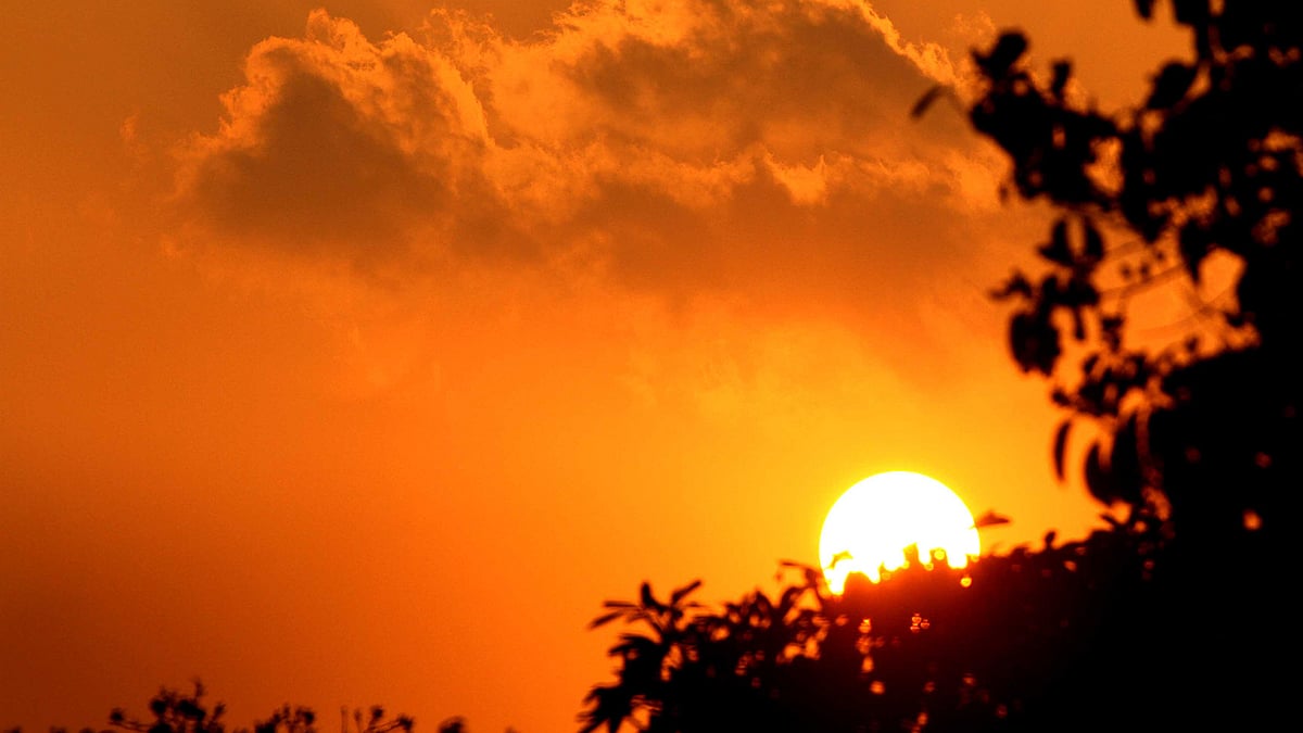 রাঙামাটির ফুরোমোন পাহাড়ে সূর্যাস্ত। ছবিটি গতকাল বুধবারের। ছবি: সুপ্রিয় চাকমা