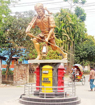 কুষ্টিয়া শহরের নিশান মোড়ে ডাকহরকরার ভাস্কর্য। সম্প্রতি তোলা ছবি l প্রথম আলো
