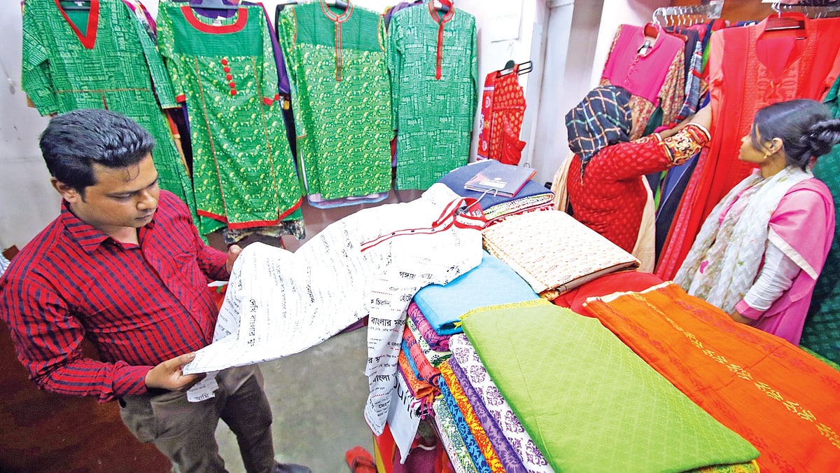 স্বাধীনতা ও জাতীয় দিবস উপলক্ষে লাল-সবুজ রংকে প্রাধান্য দিয়ে দেশি বুটিক হাউসগুলো সব বয়সীদের জন্য পোশাক তৈরি করেছে। ছবিটি গত বুধবার শাহবাগের আজিজ মার্কেট থেকে তোলা l প্রথম আলো