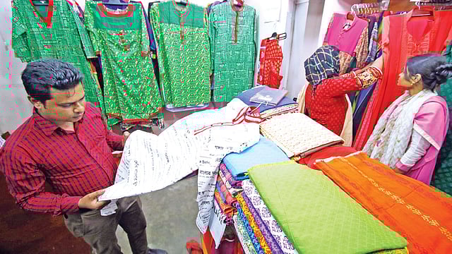 স্বাধীনতা ও জাতীয় দিবস উপলক্ষে লাল-সবুজ রংকে প্রাধান্য দিয়ে দেশি বুটিক হাউসগুলো সব বয়সীদের জন্য পোশাক তৈরি করেছে। ছবিটি গত বুধবার শাহবাগের আজিজ মার্কেট থেকে তোলা l প্রথম আলো