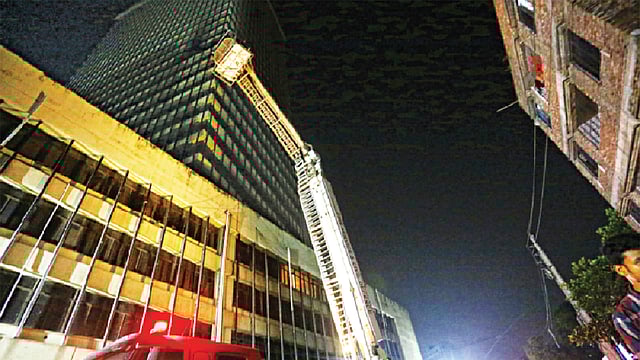 রাজধানীর মতিঝিলে বাংলাদেশ ব্যাংক ভবনের ১৪ তলায় গতকাল রাতে আগুন লাগে। ফায়ার সার্ভিসের কর্মীরা আধা ঘণ্টার চেষ্টায় আগুন িনয়ন্ত্রণে আনেন l ছবি: প্রথম আলো