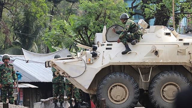 শিববাড়ি এলাকায় সন্দেহভাজন জঙ্গি আস্তানায় অভিযান শুরু করার প্রস্তুতি। বাড়ির প্রবেশপথে সেনাবাহিনীর অবস্থান। ছবি: আনিস মাহমুদ