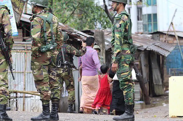 আরেক শিশুকে উদ্ধার করে নিয়ে যাওয়া হচ্ছে। ছবি: আনিস মাহমুদ