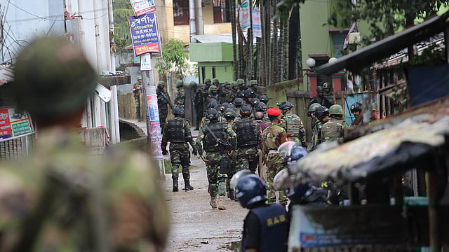 অভিযান চলাকালে সেনাসদস্যরা। ছবি: আনিস মাহমুদ