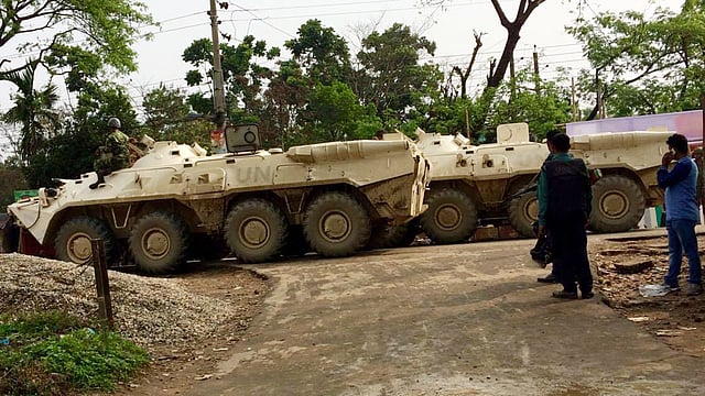 অভিযানের আগে ‘জঙ্গি আস্তানার’ প্রবেশপথে সেনাবাহিনীর সাঁজোয়া যান। ছবি: গোলাম মর্তুজা
