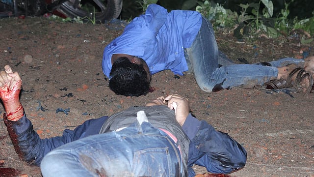 সিলেট মহানগরের শিববাড়ি এলাকায় সন্দেহভাজন জঙ্গি আস্তানা ‘আতিয়া মহল’ ঘিরে অভিযান চলাকালে শনিবার সন্ধ্যা ও রাতে দুই দফা বোমা বিস্ফোরণের ঘটনা ঘটে। বিস্ফোরণে আহত কয়েকজন মাটিতে পড়ে আছেন। ছবি: আনিস মাহমুদ