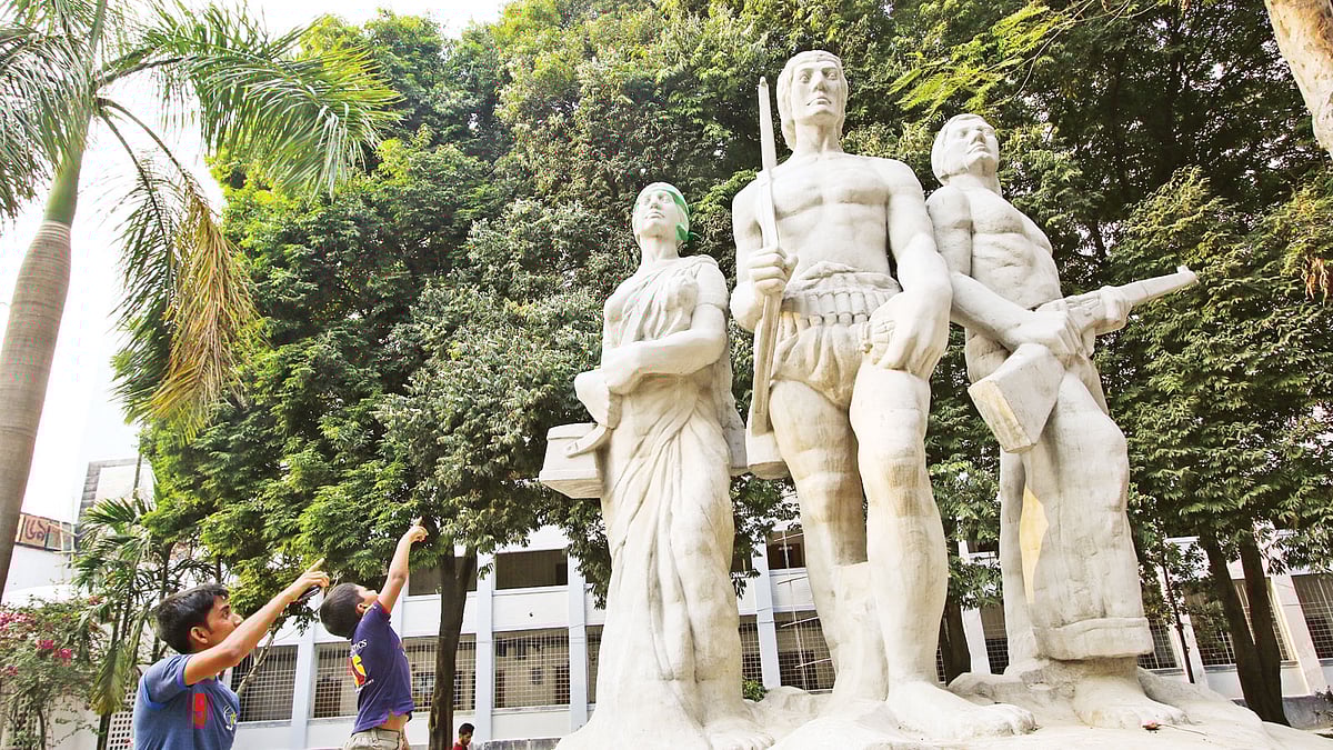 মুক্তিযুদ্ধের চেতনার অন্যতম প্রতীকে পরিণত হয়েছে ঢাকা বিশ্ববিদ্যালয়ের কলাভবনের সামনের ‘অপরাজেয় বাংলা’ ভাস্কর্যটি