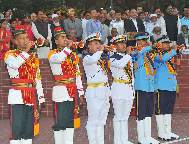 বিউগলে বেজে ওঠে করুণ সুর। ছবি: ফোকাস বাংলা