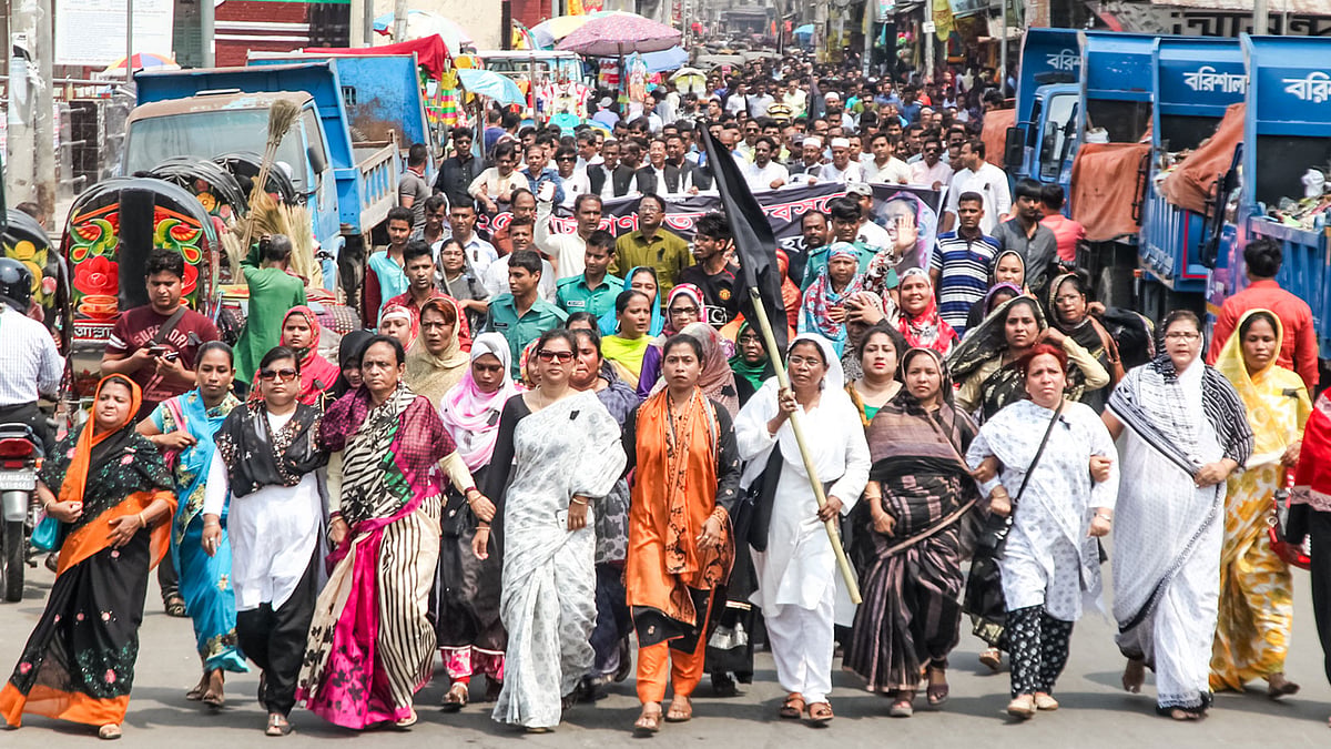 ২৫ মার্চ গণহত্যা দিবসকে আন্তর্জাতিক স্বীকৃতি দেওয়ার দাবিতে বরিশাল জেলা ও মহানগর আওয়ামী লীগ গতকাল মৌন মিছিল বের করে। ছবিটি নগরের দক্ষিণ চকবাজার থেকে তোলা l প্রথম আলো