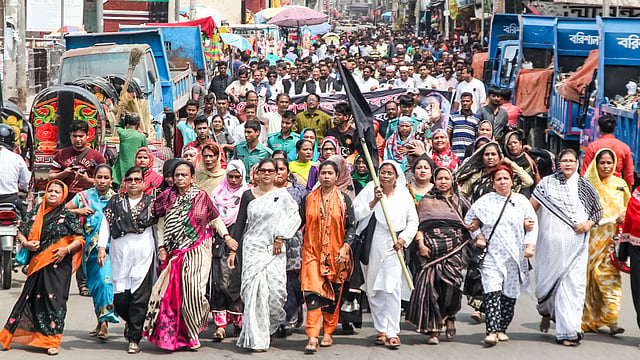 ২৫ মার্চ গণহত্যা দিবসকে আন্তর্জাতিক স্বীকৃতি দেওয়ার দাবিতে বরিশাল জেলা ও মহানগর আওয়ামী লীগ গতকাল মৌন মিছিল বের করে। ছবিটি নগরের দক্ষিণ চকবাজার থেকে তোলা l প্রথম আলো